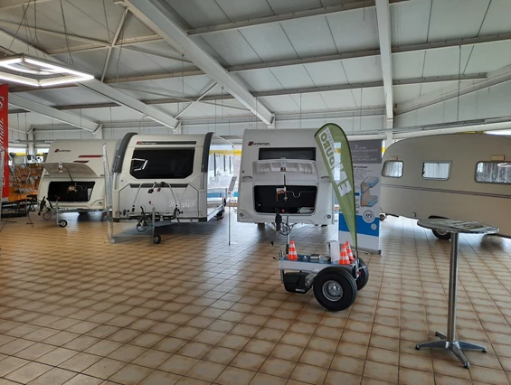 Wohnmobilhändler: Ausstellunghalle - Wohnwagenzentrum