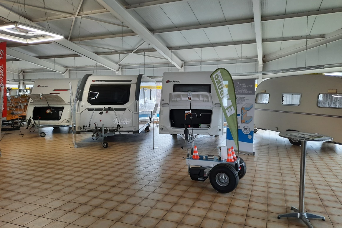 Wohnmobilhändler: Ausstellunghalle - Wohnwagenzentrum
