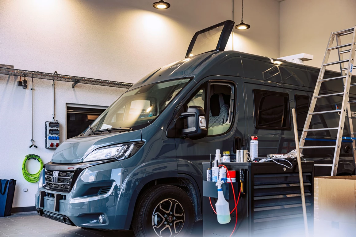 Wohnmobilhändler: Wohnmobilwerkstatt für alle Marken und Wohnmobiltypen mit Hebebühne - Reisemobile MKK