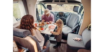 Caravandealer - Auffahrkeile - A. C. Dehne GmbH Carado T447 Teilintegriert
