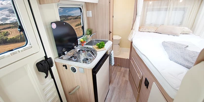 Caravandealer - Baden-Württemberg - kompaktes kleines Wohnmobil für 1-3 Personen günstig mieten - AlbCamper Wohnmobilvermietung, Wohnmobil mieten Ahorn Camp 590 Wohnmobil bei AlbCamper