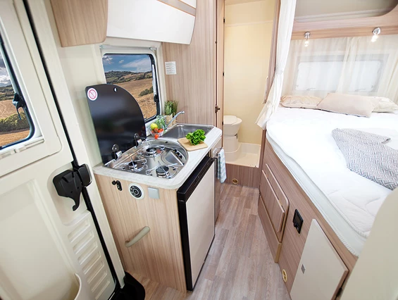Camper mieten: kompaktes kleines Wohnmobil für 1-3 Personen günstig mieten - Ahorn Camp 590 Wohnmobil bei AlbCamper