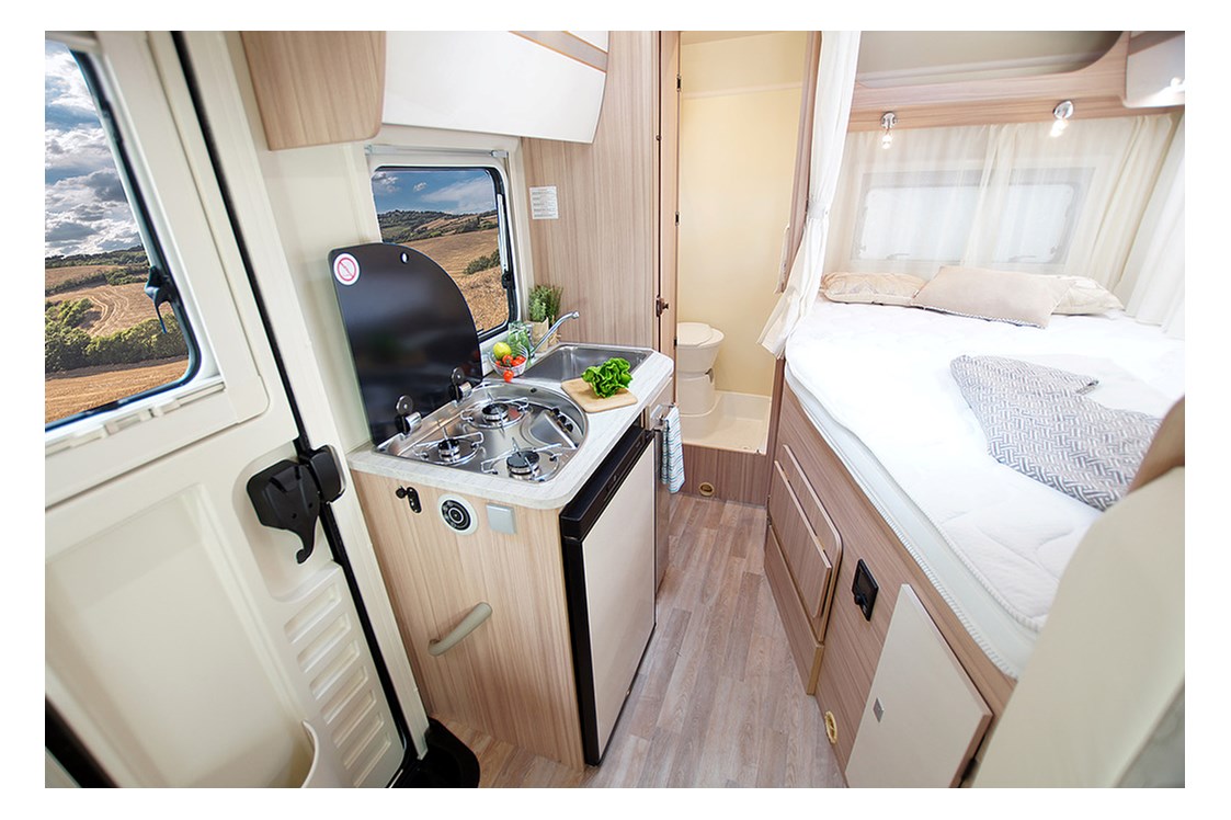 Camper mieten: kompaktes kleines Wohnmobil für 1-3 Personen günstig mieten - Ahorn Camp 590 Wohnmobil bei AlbCamper