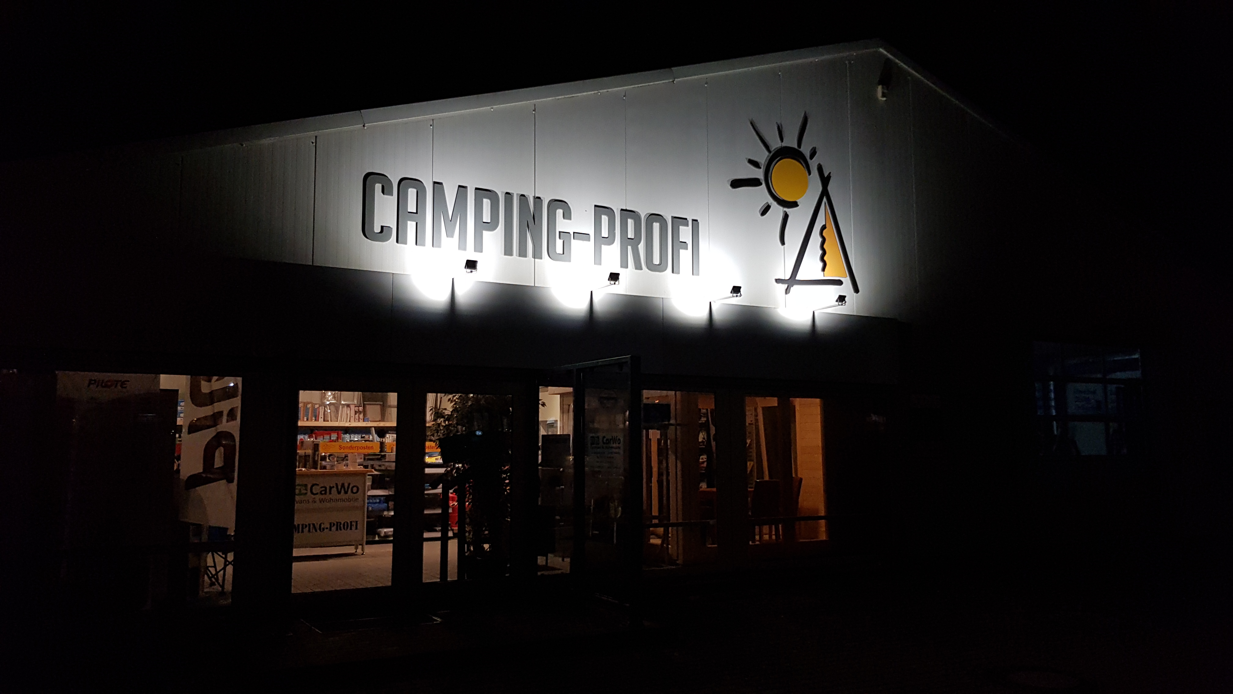 Wohnmobilhändler: Shop bei Nacht - CarWo