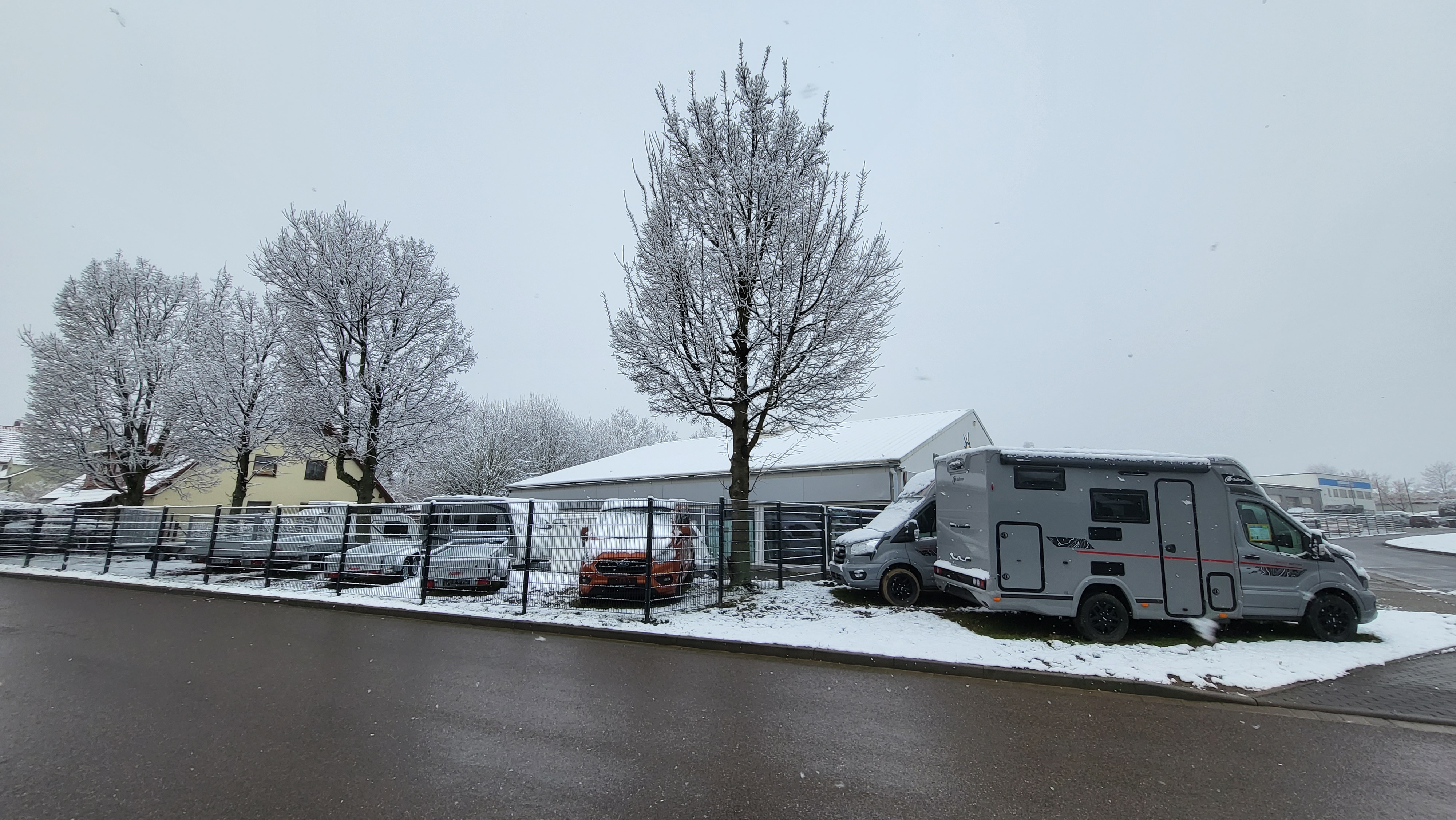 Wohnmobilhändler: Schnee ...schnell ein Foto gemacht - CarWo