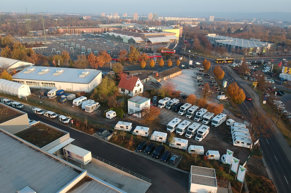 Wohnmobilhändler: Sicht auf CarWo-World mit Blickrichtung zum Kaufpark und Dresden - CarWo-World