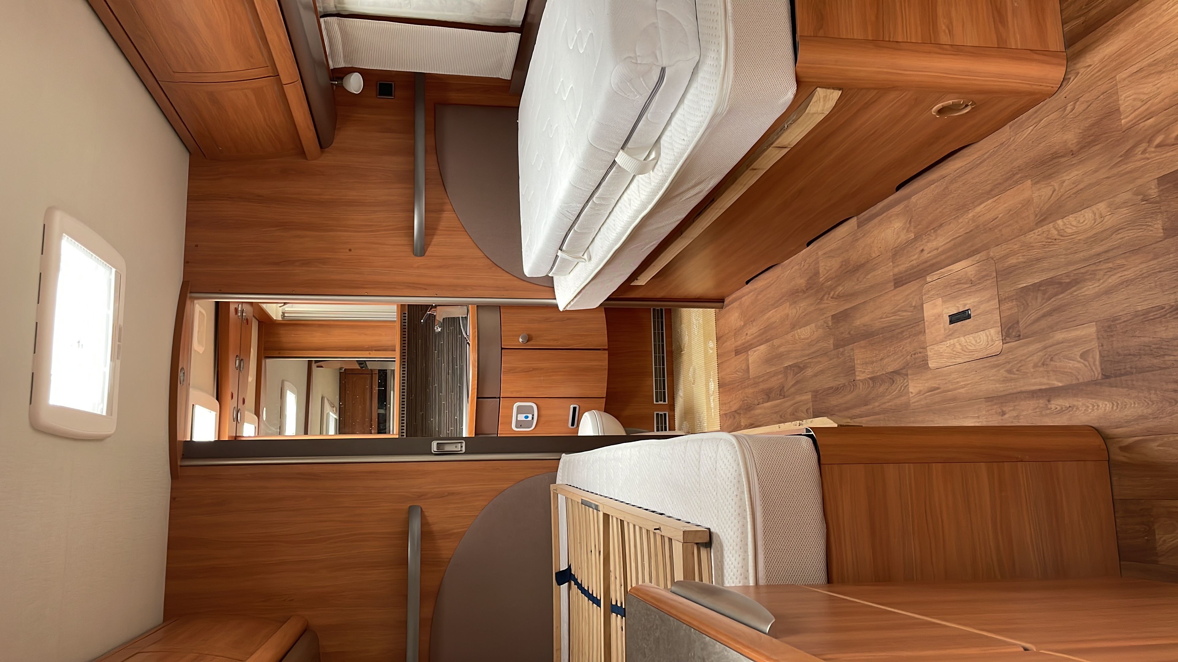 Wohnwagenhändler - Luckenwalde - Bad mit Toilette, Waschbecken, Badschrank oben und unten  Dusche und Kleiderschrank - Hymer 580 GL