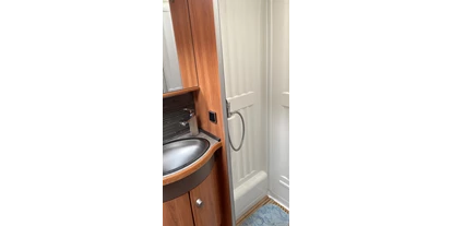 Wohnwagenhändler - Brandenburg - Küche mit Mikrowelle, Backofen, Pizzaröhre, großer Kühlschrank incl Eisfach und natürlich genug Stauraum - Hymer 580 GL