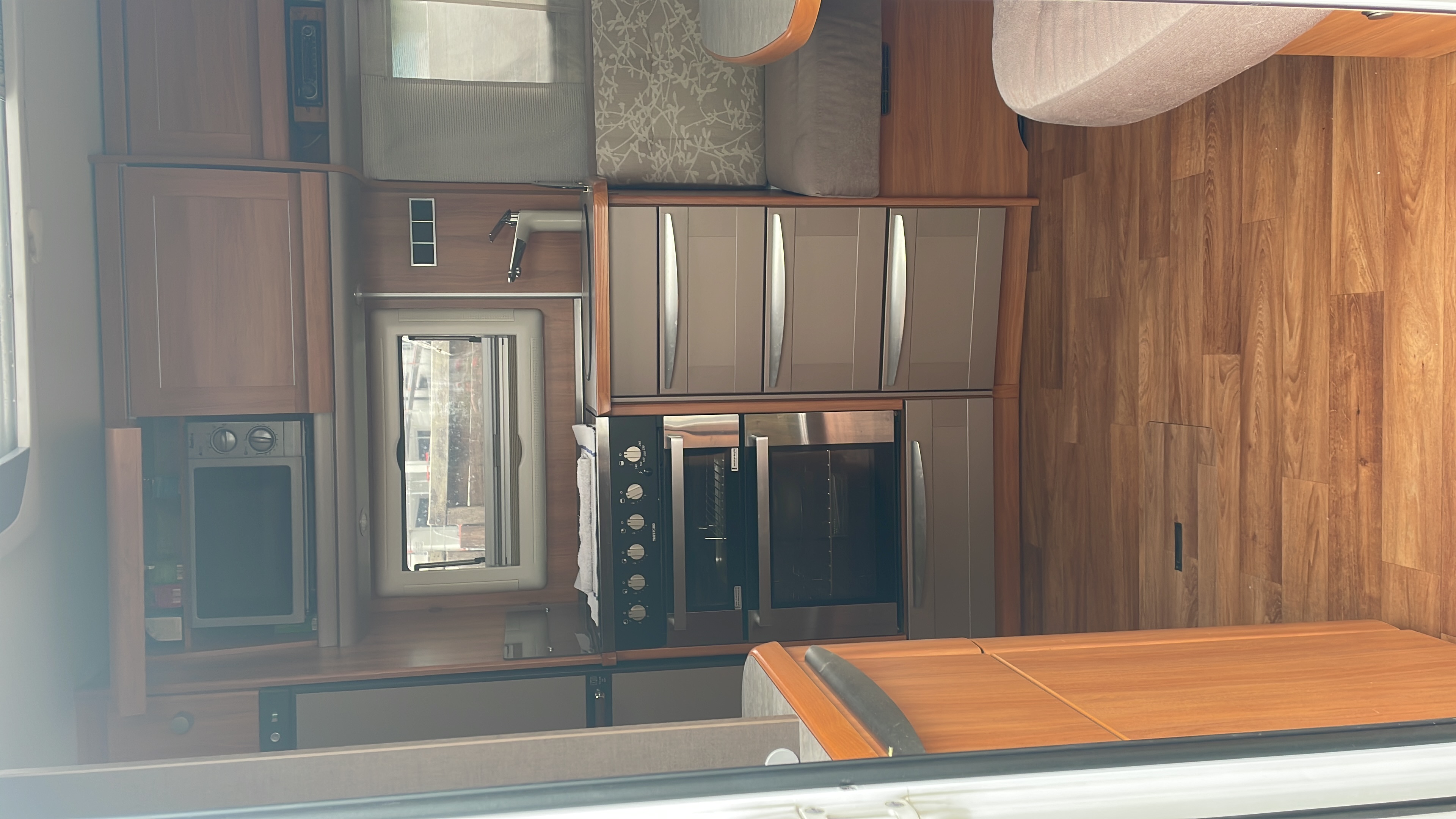 Wohnwagenhändler - Luckenwalde - Stauraum beidseits ohne Ende, alles auch von außen zu beladen incl. Skischublade - Hymer 580 GL