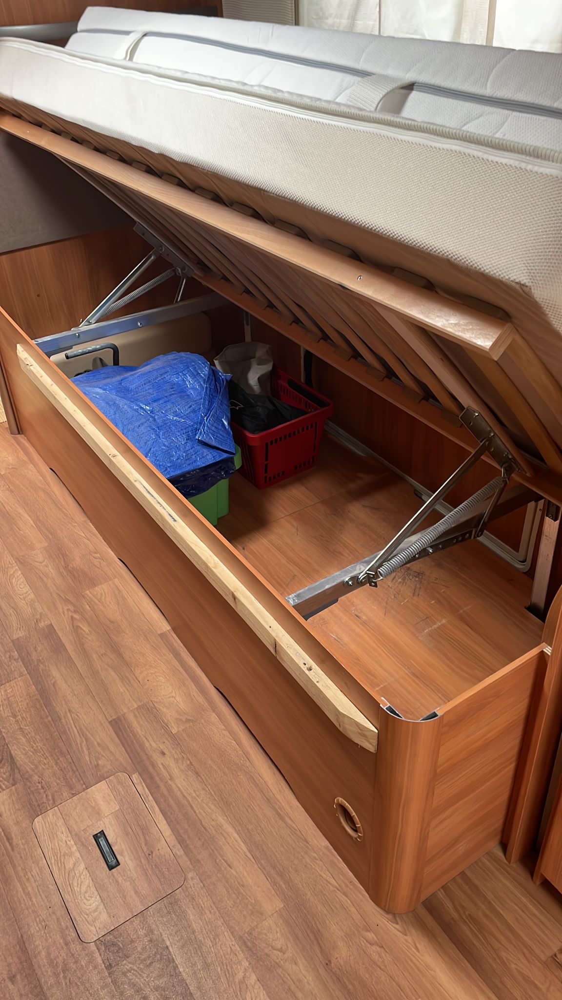 Wohnmobilhändler: Baujahr 2015
Winterpaket incl. besonderer Isolierung mit Skisack, Wärmeschublade, Autackbatterie, 
Fußbodenheizung, Backofen, Pizzaröhre, großer Kühlschrank, Mover, 2 Einzelbetten mit Umbaumöglichkeit zum großen Bett, 
Sonnenvordach + Seitenteile
TÜV und Gasprüfung gültig bis 9/2025, bisher immer ohne Probleme. 
Wohnwagen ist dicht und in einem sehr gepflegten Zustand  - Hymer 580 GL