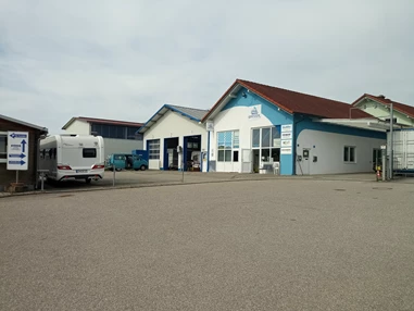 Wohnmobilhändler: Einfahrt - Dominik Spitzer