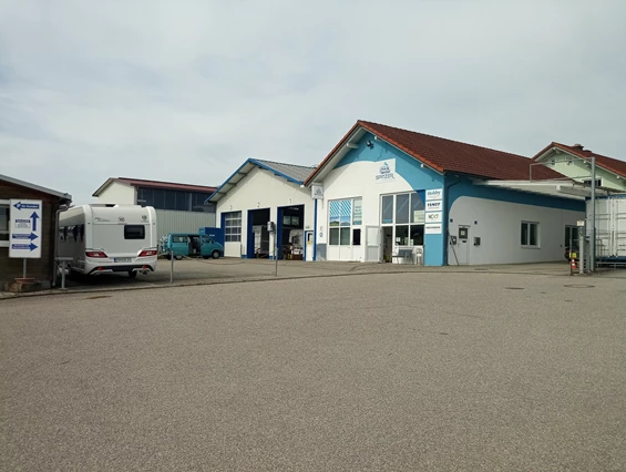 Wohnmobilhändler: Einfahrt - Dominik Spitzer