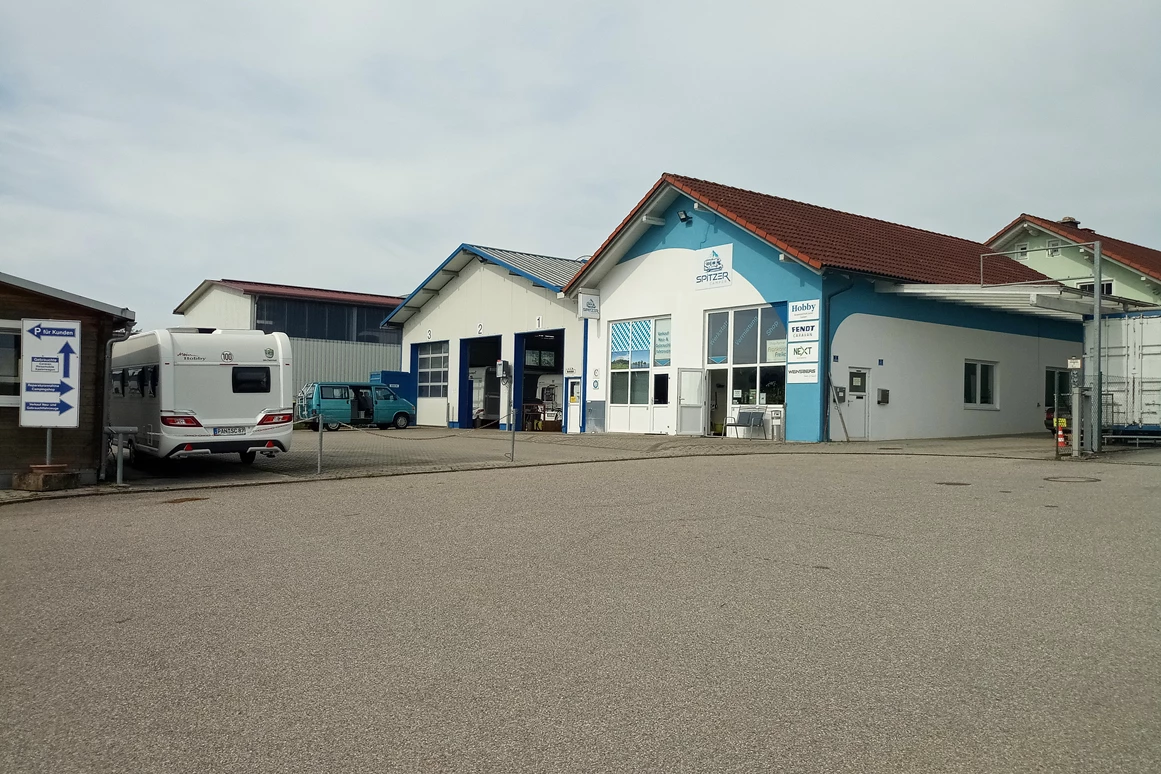 Wohnmobilhändler: Einfahrt - Dominik Spitzer