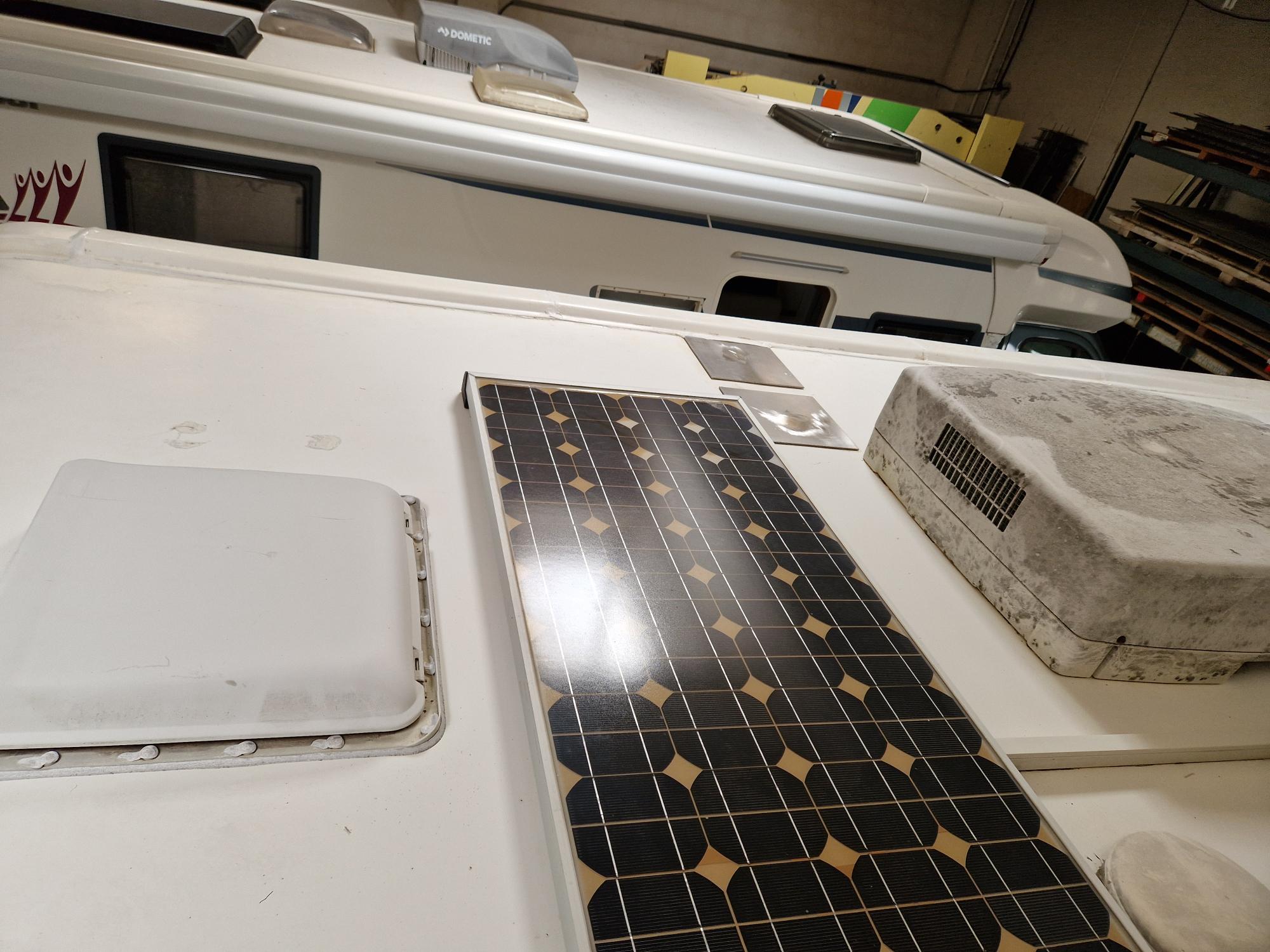 Wohnmobilhändler: Dichtheitskontrollen und Abdichtarbeiten am Dach, Installation von Photovoltaikanlagen, Satelitenanlegen, Klimaanlagen, digitale Empfangseinheiten - Wohnmobil-Klinik