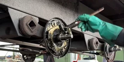 Wohnwagenhändler - Reparatur Wohnwagen - Schwarzwald - Professionelle Bremsenreinigung eines Wohnwagens zur Vorbereitung für die HU - Fahrzeugbau Fehrenbach