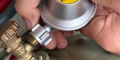 Wohnwagenhändler - Reparatur Wohnwagen - Schwarzwald - Gasprüfung am Wohnwagen durch unseren zertifizierten Sachkundigen - Fahrzeugbau Fehrenbach