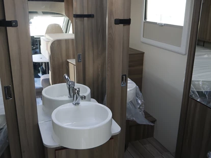 Caravan dealer - Thüringen Süd - Freizeitfahrzeuge-Teichmann Wohnmobil Roller Team Kronos 266 TL mit Hubbett Neufahrzeug Automatik sofort verfügbar