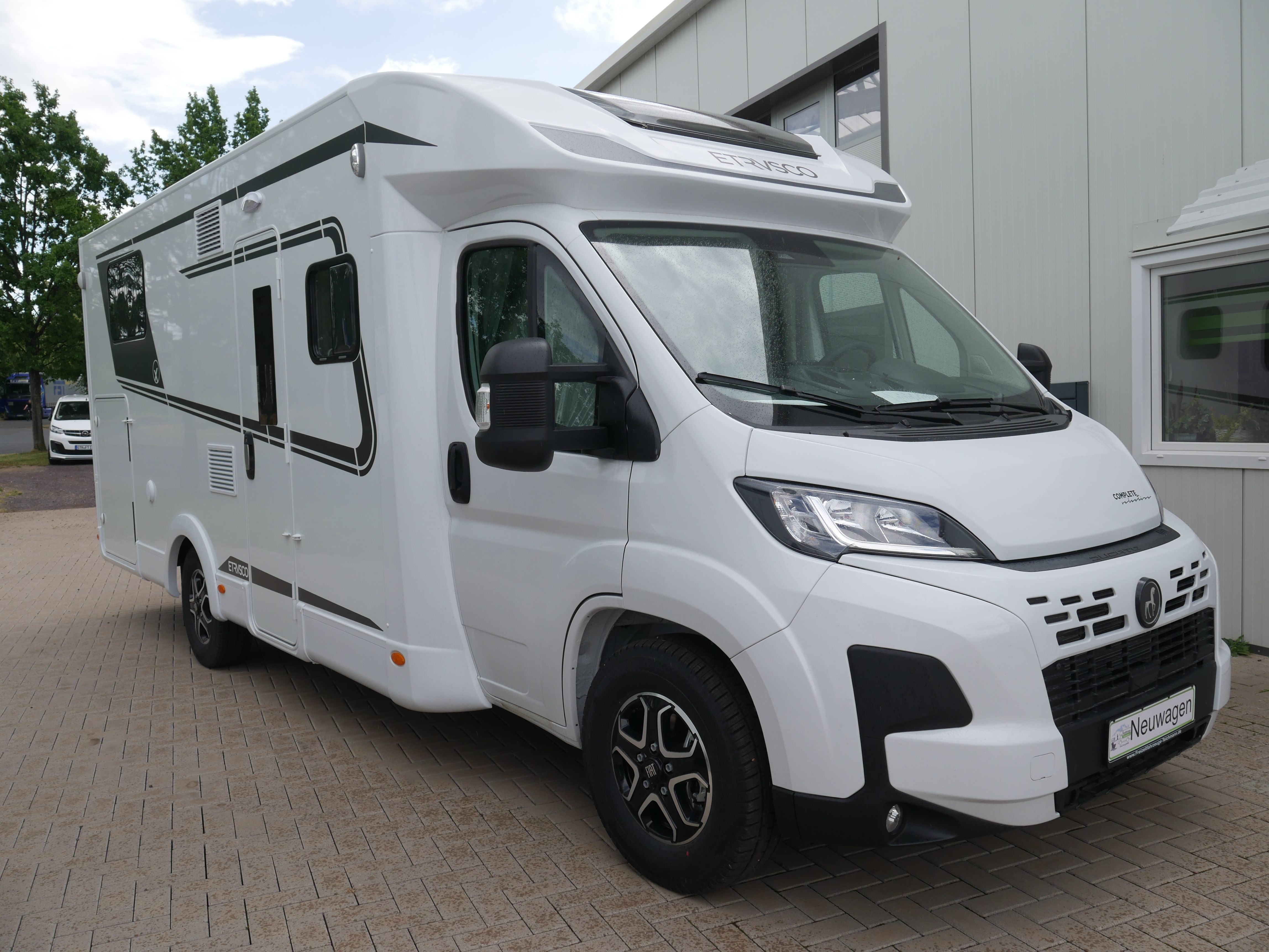 Caravandealer - Freizeitfahrzeuge-Teichmann Wohnmobil ETRUSCO T 7400 SBC Neufahrzeug Automatikgetriebe Hubbett sofort verfügbar 