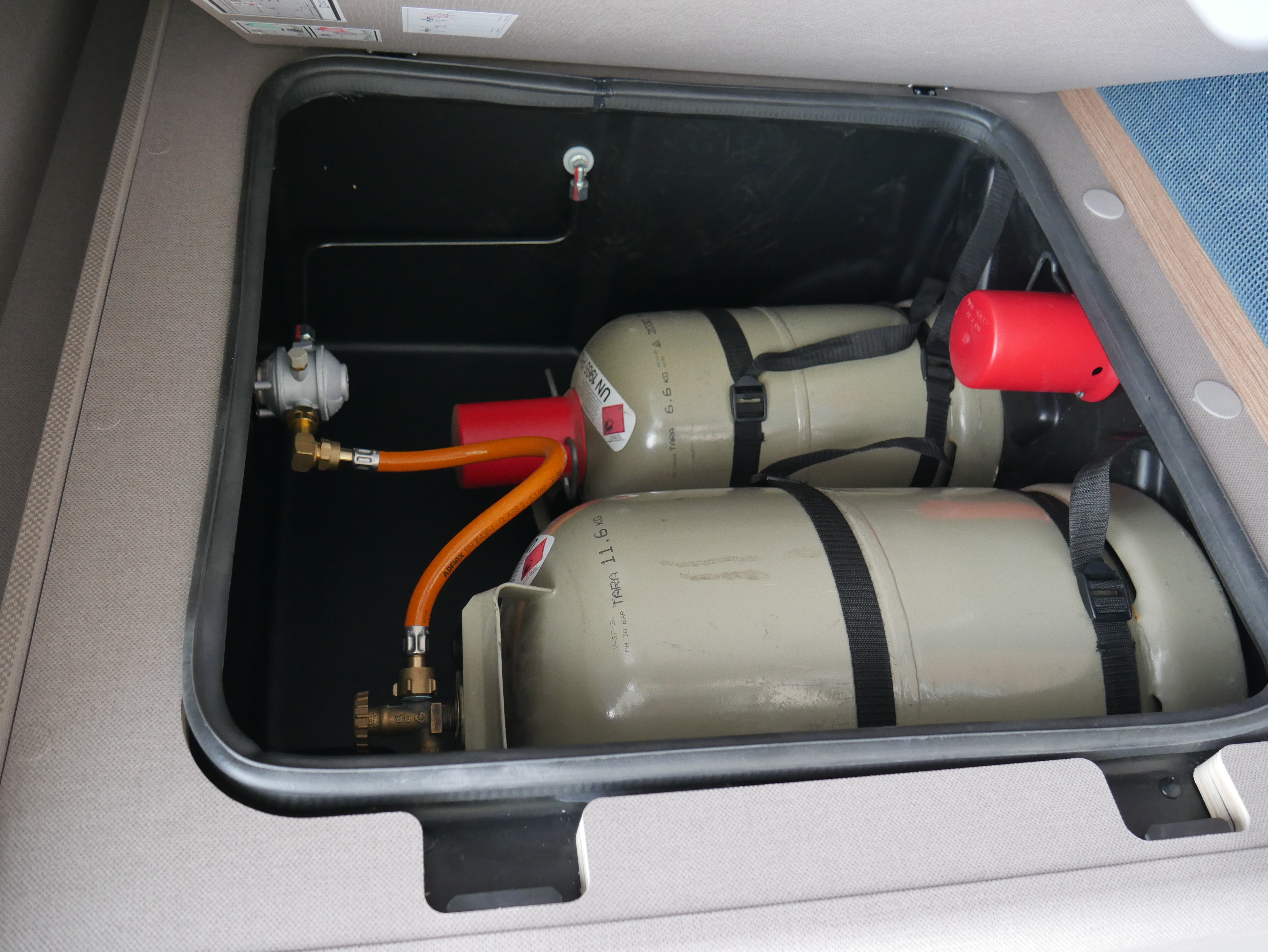 Wohnmobil-Verkauf: Wohnmobil/Kastenwagen ETRUSCO CV 640 PB mit höhenverstellbarem Bett im Heckbereich Gebrauchtfahrzeug sofort verfügbar