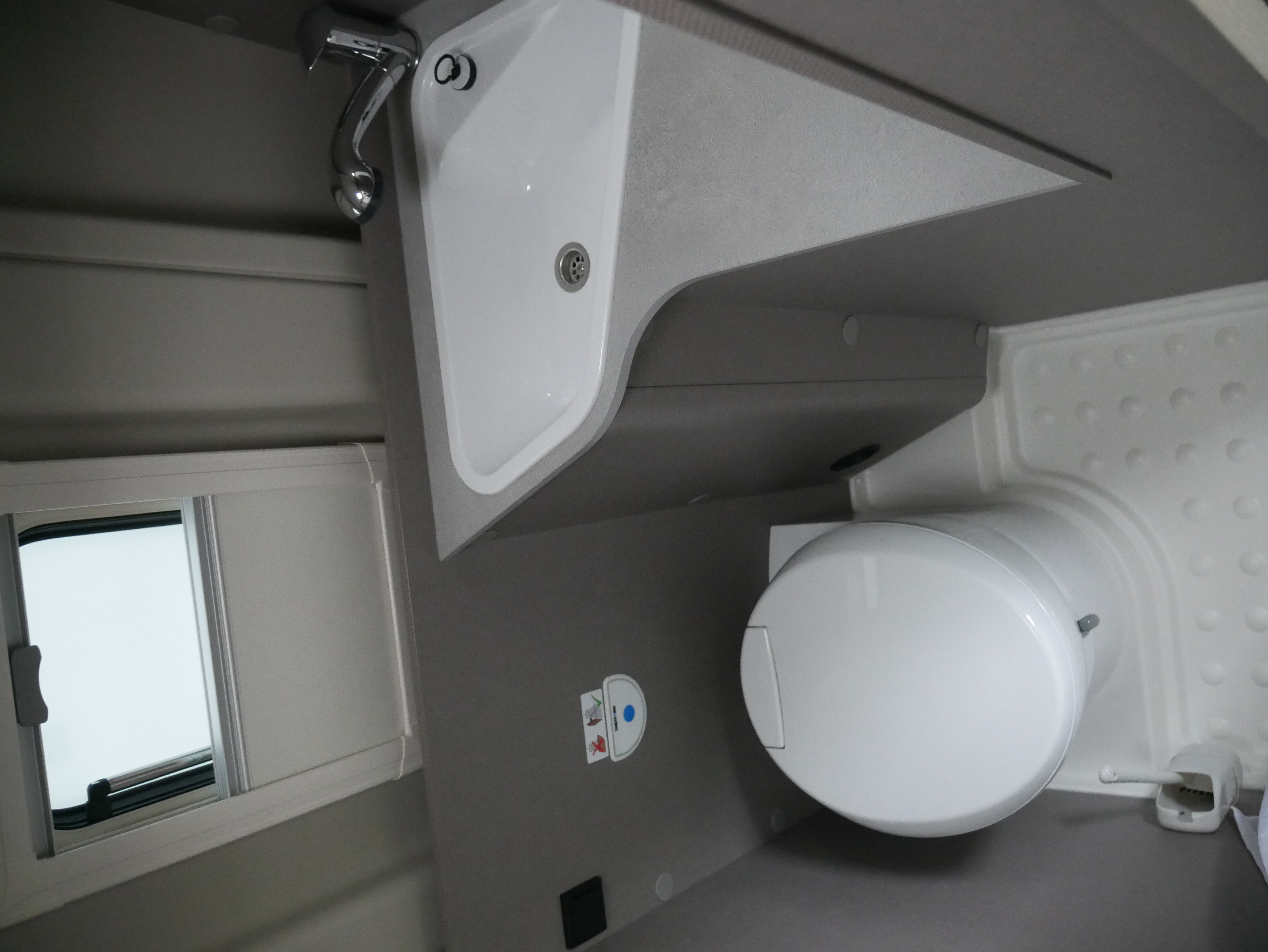 Wohnmobil-Verkauf: Wohnmobil/Kastenwagen ETRUSCO CV 640 PB mit höhenverstellbarem Bett im Heckbereich Gebrauchtfahrzeug sofort verfügbar