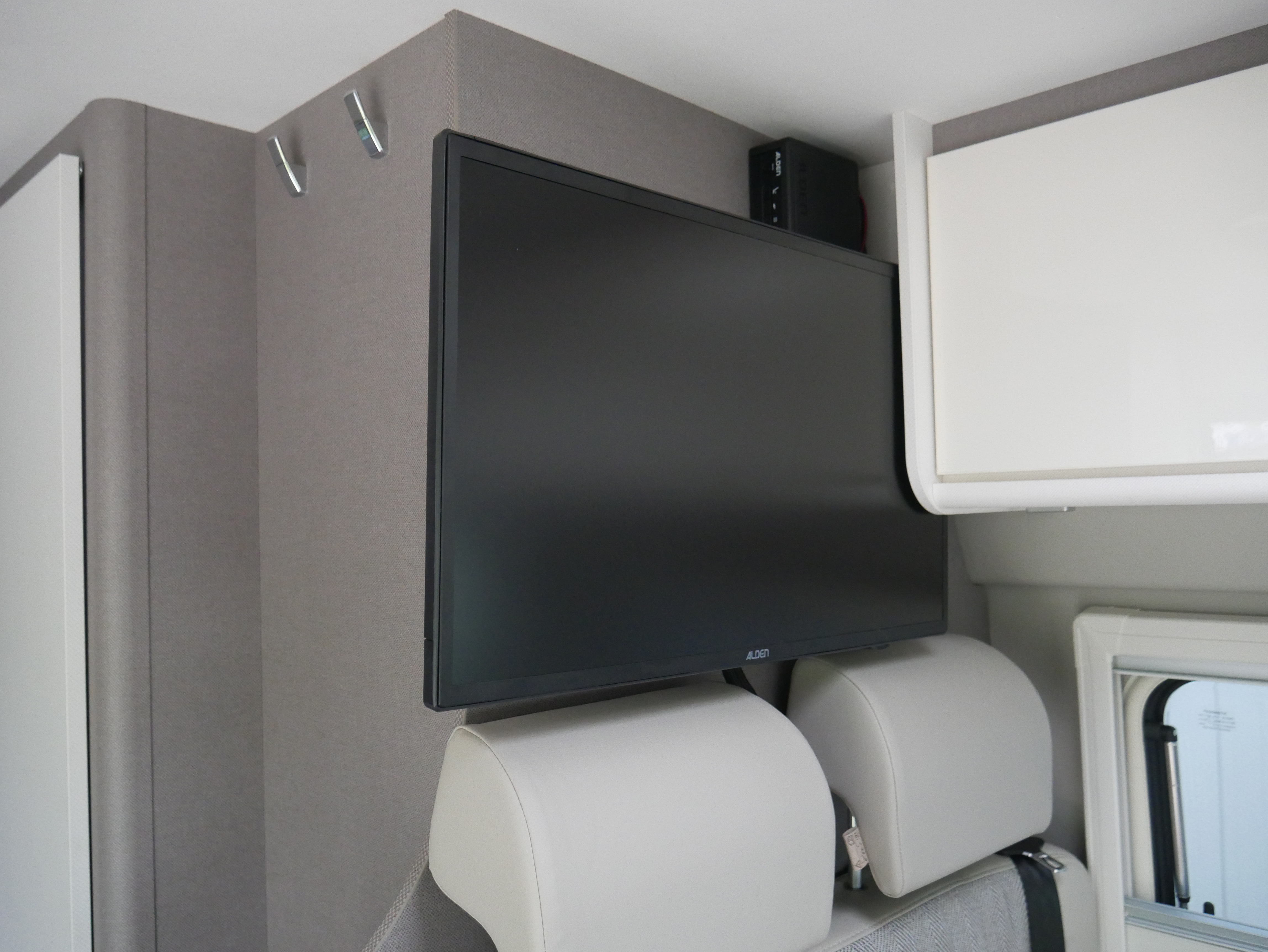 Wohnmobil-Verkauf: Wohnmobil/Kastenwagen ETRUSCO CV 640 PB mit höhenverstellbarem Bett im Heckbereich, M + S Reifen mit Alpine, Gebrauchtfahrzeug sofort verfügbar