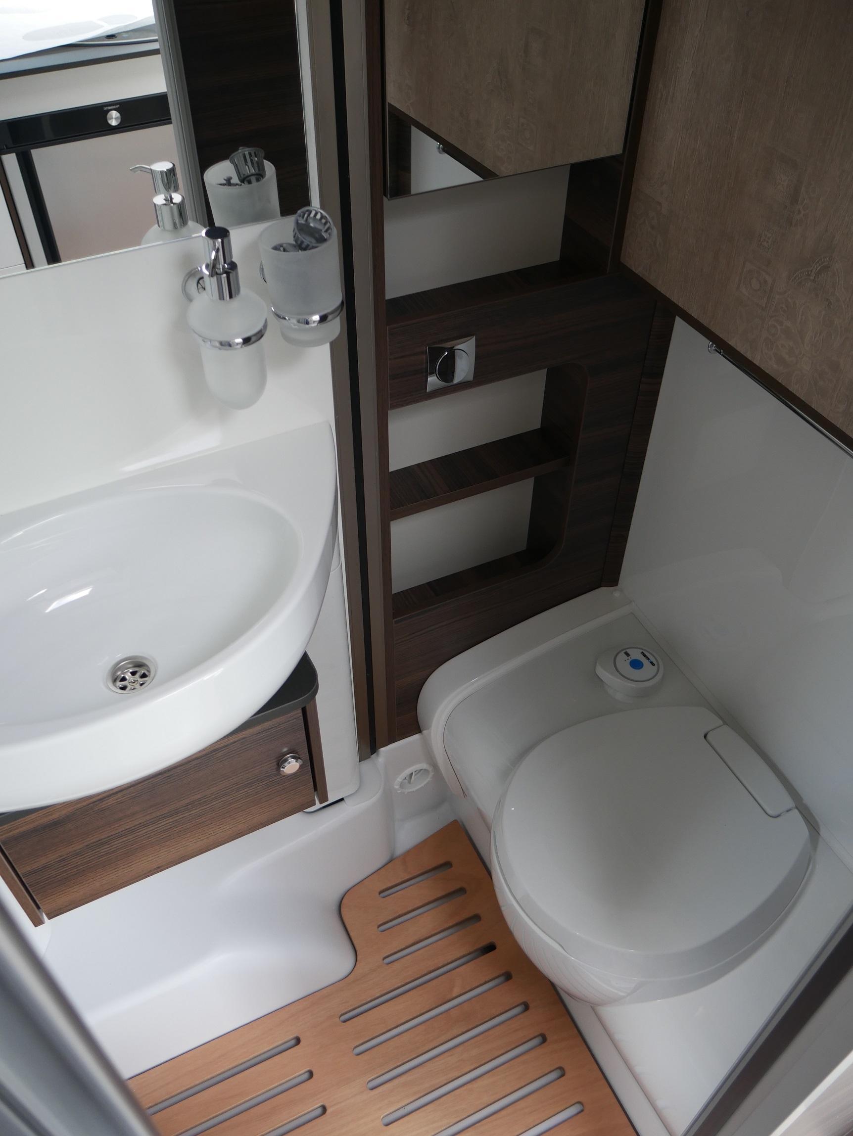 Wohnmobil-Verkauf: Wohnmobil LAIKA Ecovip L 2009 Automatik Neufahrzeug, M+S Reifen Alpine, sofort verfügbar