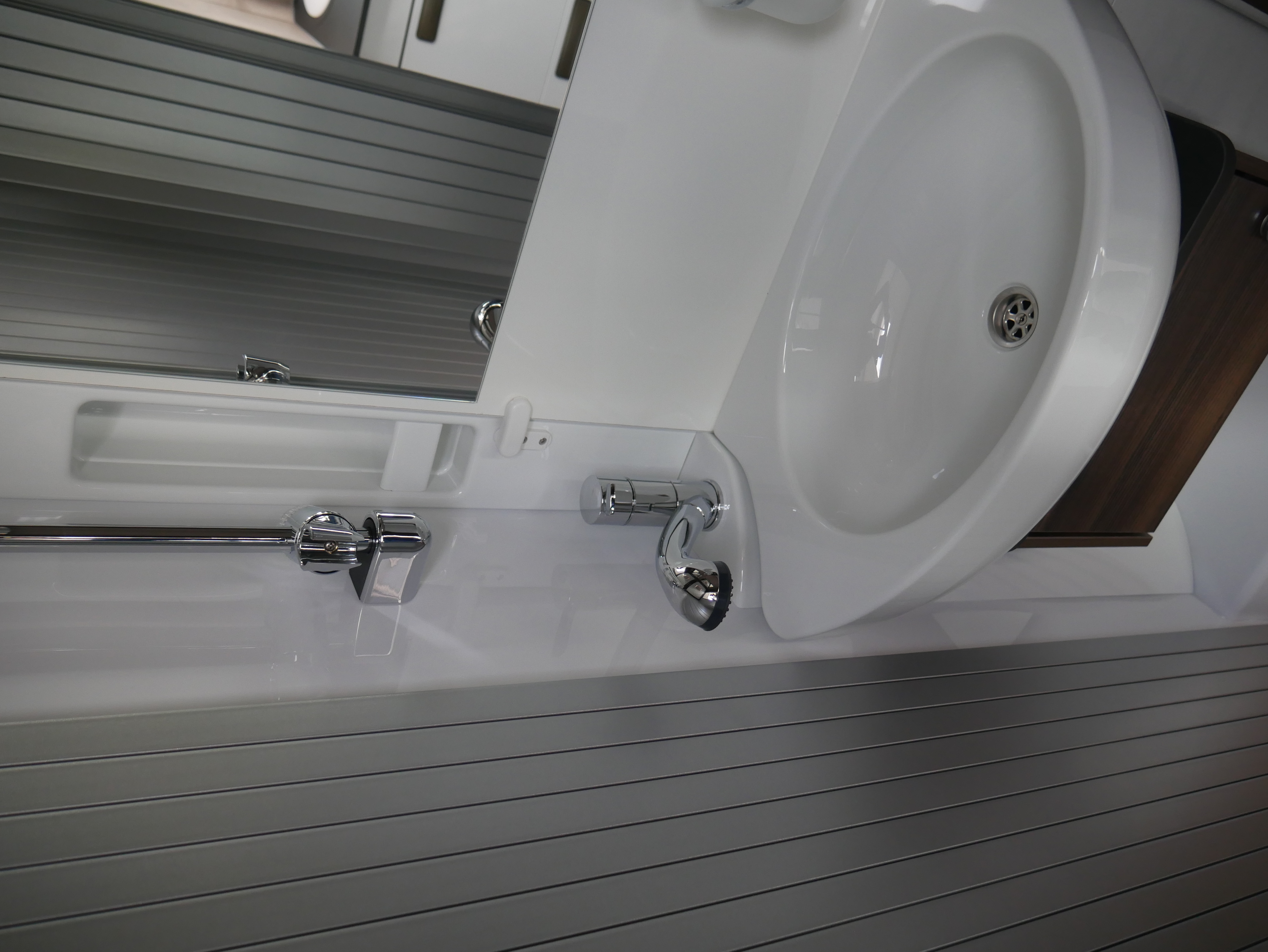 Wohnmobil-Verkauf: Wohnmobil LAIKA Ecovip L 2009 Automatik Neufahrzeug, M+S Reifen Alpine, sofort verfügbar