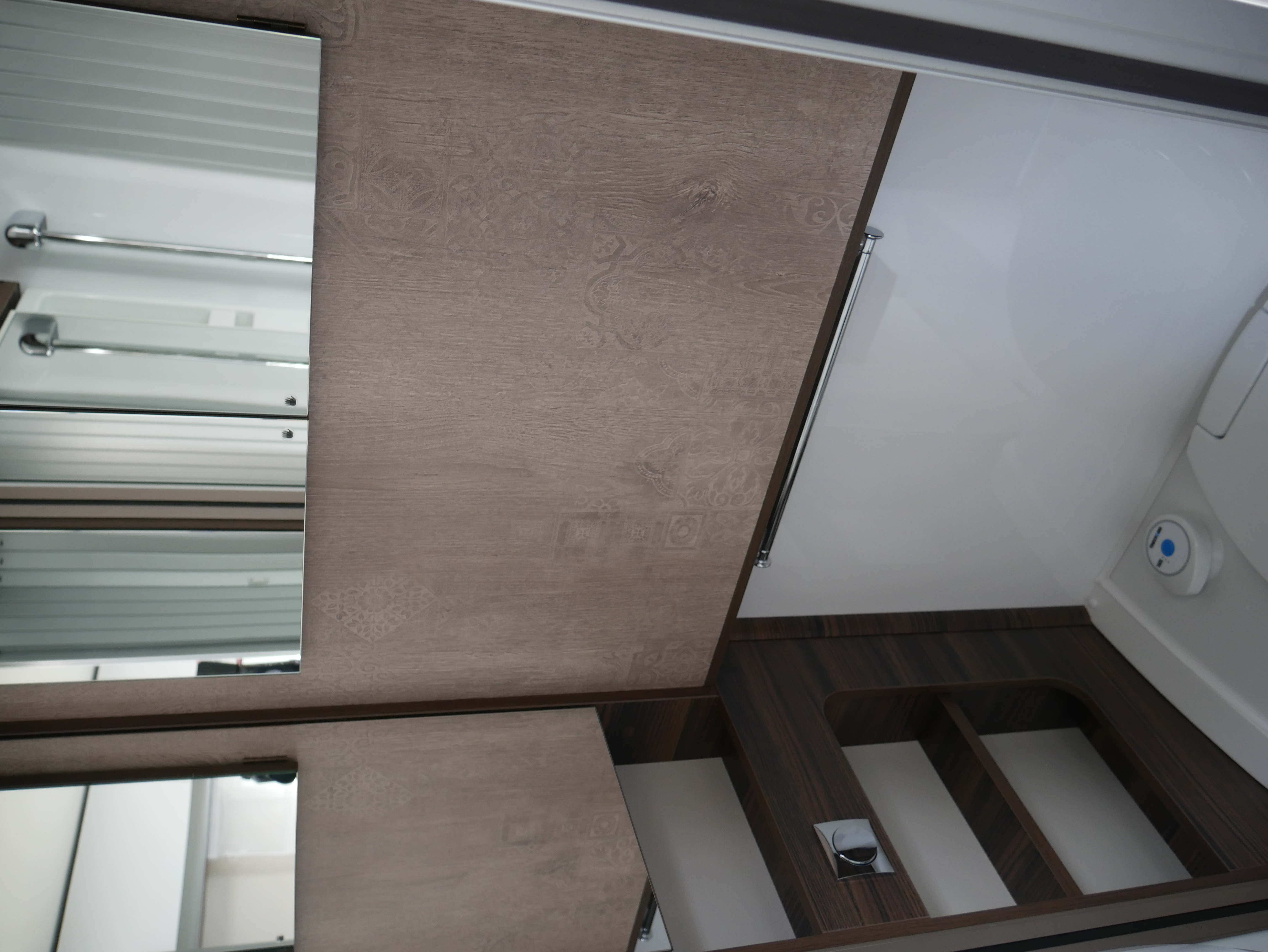 Wohnmobil-Verkauf: Wohnmobil LAIKA Ecovip L 2009 Automatik Neufahrzeug, M+S Reifen Alpine, sofort verfügbar