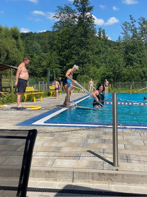 Caravandealer - Schwimmbad neben dem Campingplatz - Julia Wagner Wilk-Wohnwagen