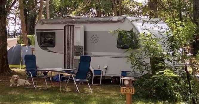 Wohnwagenhändler - Nasszelle - Eingerollter Zustand der Sack-Markise - Jörn Döring Knaus Südwind 500 FU - top gepflegt