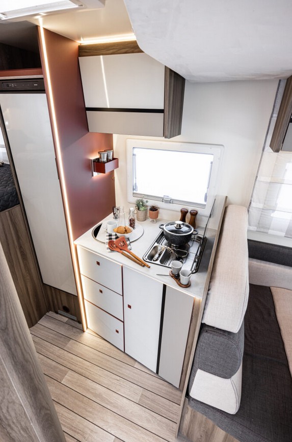 Wohnmobil-Verkauf: Wohnmobil Roller Team Kronos 285 TL mit Hubbett Neufahrzeug Automatik demnächst verfügbar