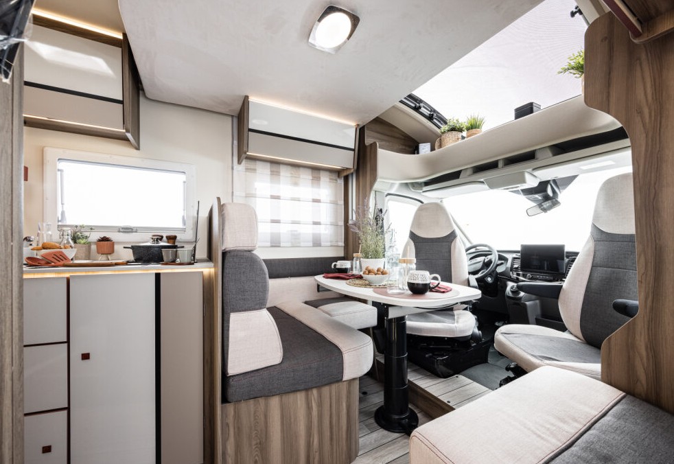 Wohnmobil-Verkauf: Wohnmobil Roller Team Kronos 285 TL mit Hubbett Neufahrzeug Automatik demnächst verfügbar