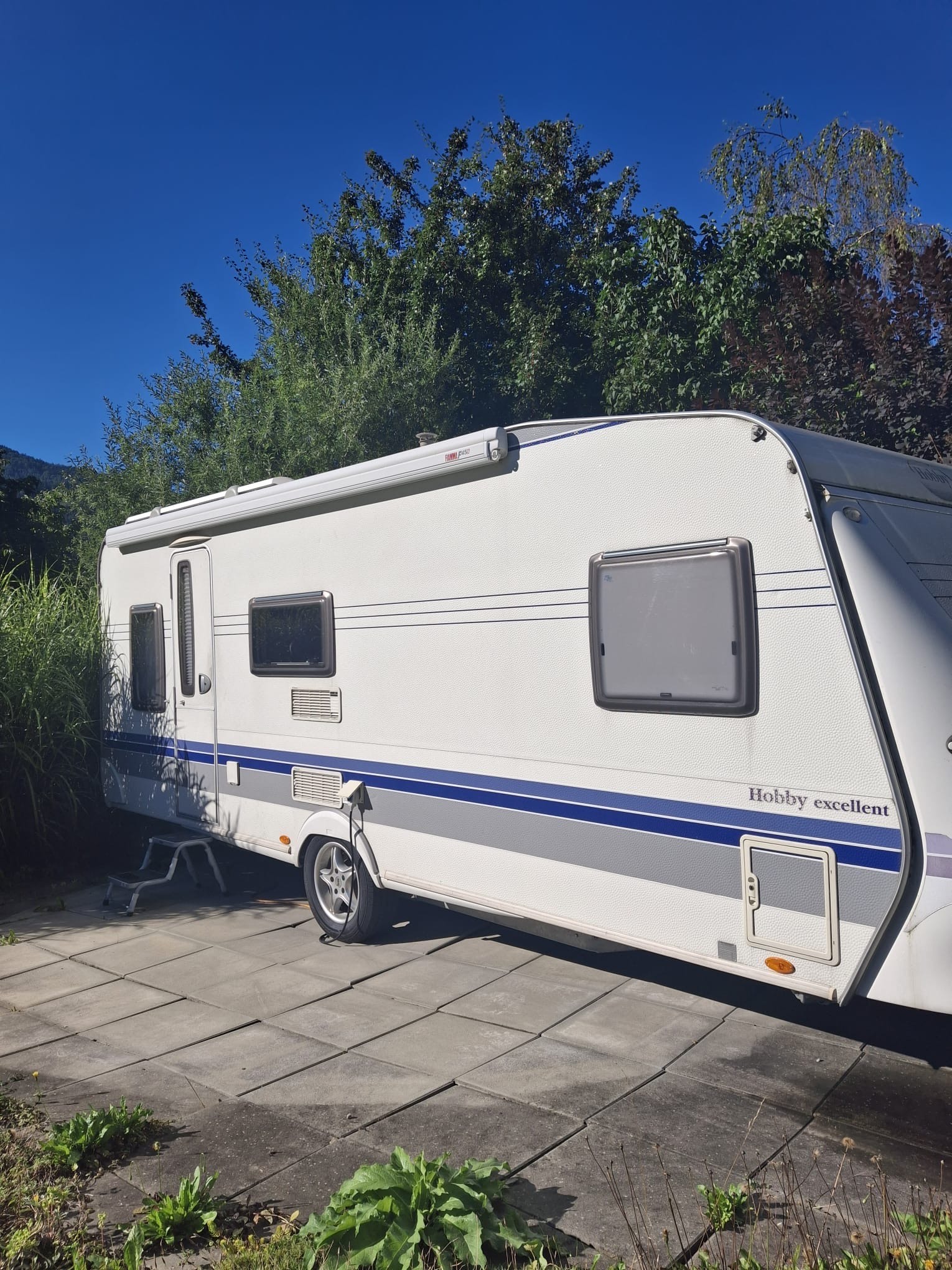 Caravan-Verkauf: Markisse wurde 2024 nachgerüstet und vielleicht 3 x verwendet - so gut wie neu - Hobby KMFE Exclusive 560 