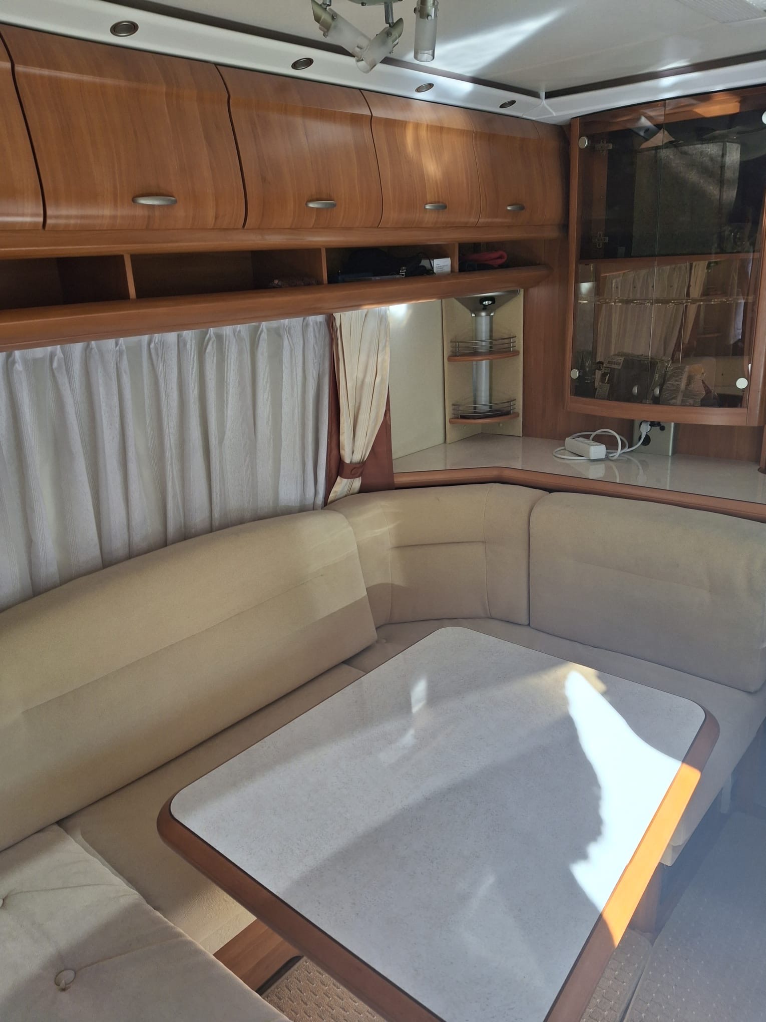 Caravan-Verkauf: Tisch senkbar - kann zu zusätzlichem Bett umgebaut werden! - Hobby KMFE Exclusive 560 