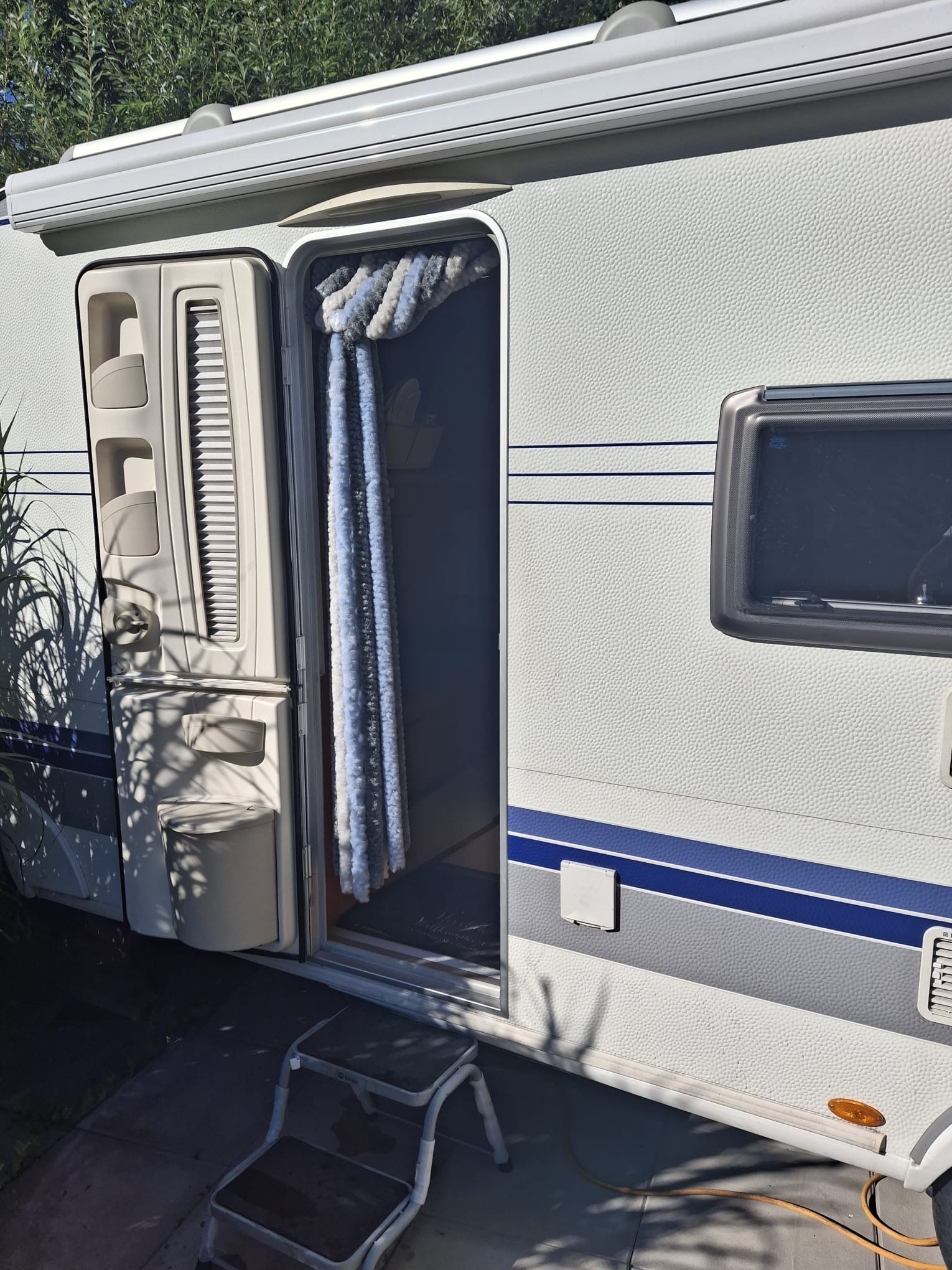 Caravan-Verkauf: Insekentvorhang vorhanden - Stiege im Preis nicht inbegriffen! - Hobby KMFE Exclusive 560 