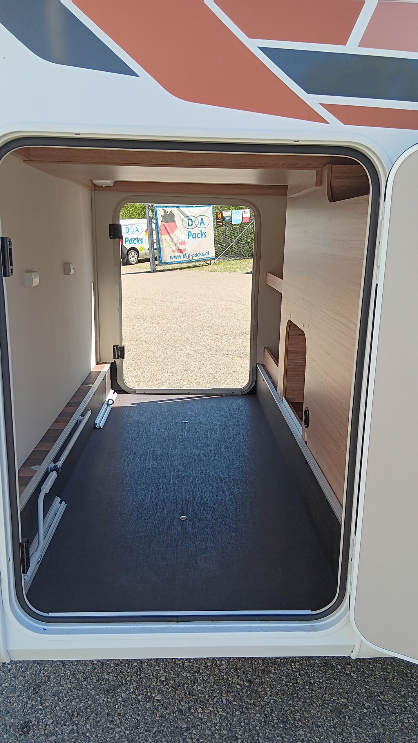 Caravandealer - Aufbauart: Teilintegriert - The Camper Rent GmbH Weinsberg CaraCompakt 600 MEG Pepper-Edition