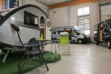 Wohnmobilhändler: In unserer Ausstellung warten Reisemobile und Wohnwagen darauf von Ihnen entdeckt zu werden. - maincamp GmbH