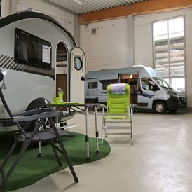 Wohnmobilhändler: In unserer Ausstellung warten Reisemobile und Wohnwagen darauf von Ihnen entdeckt zu werden. - maincamp GmbH